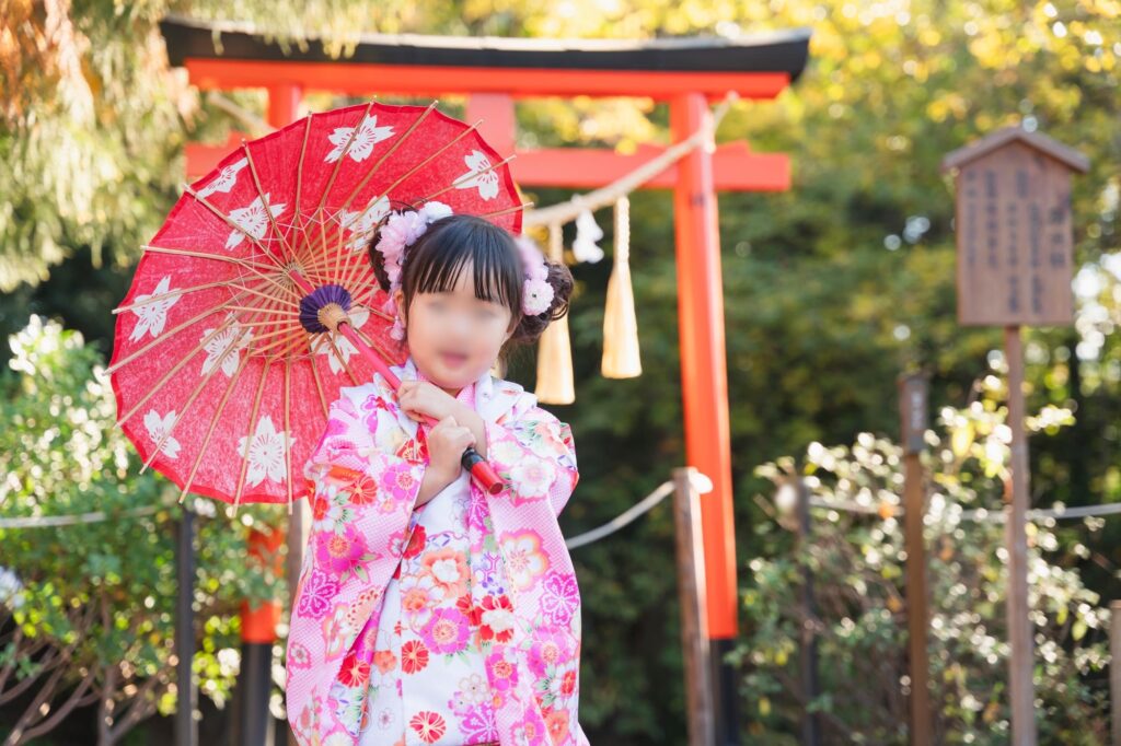 七五三の神社で和傘を持つ女の子の出張撮影写真（fotowa利用）