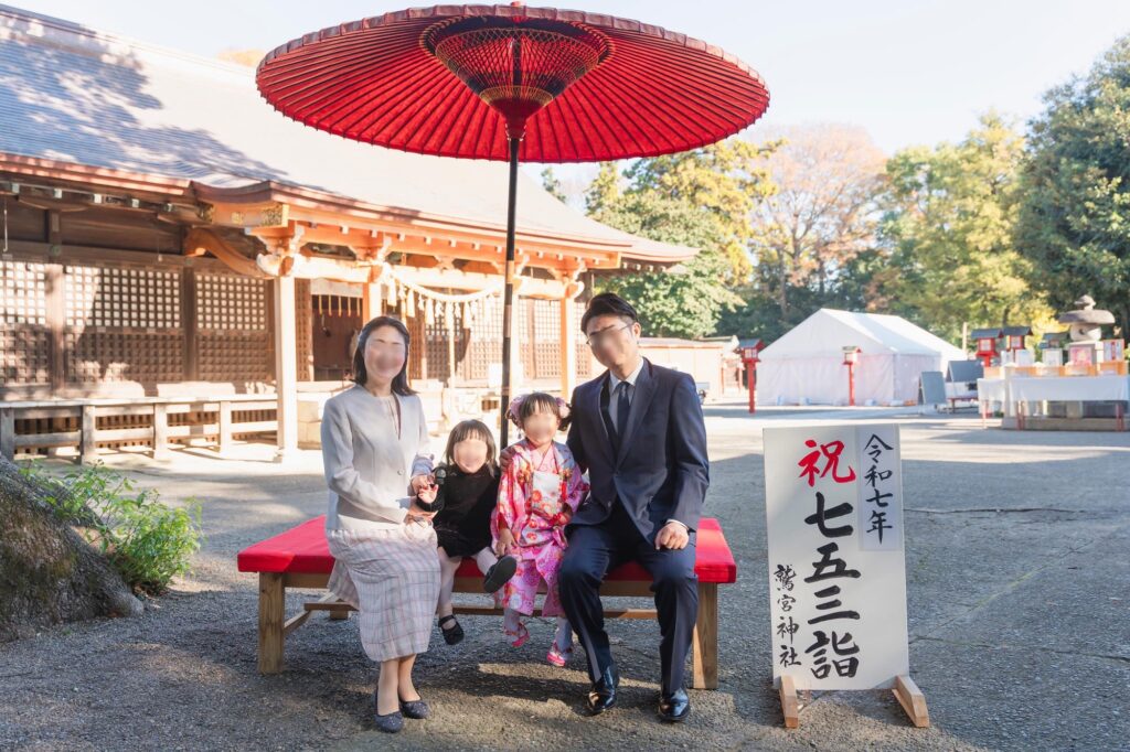 七五三の出張撮影でアンパンマンの人形を使って笑顔を引き出している場面
