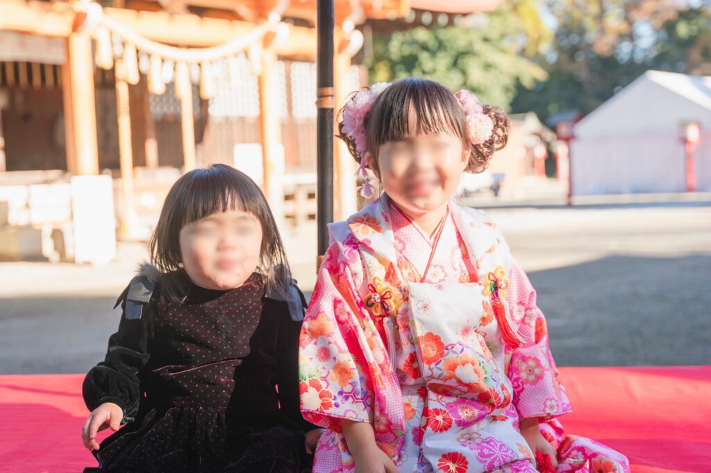 七五三の出張撮影で神社にて1歳と4歳の姉妹を撮影した様子
